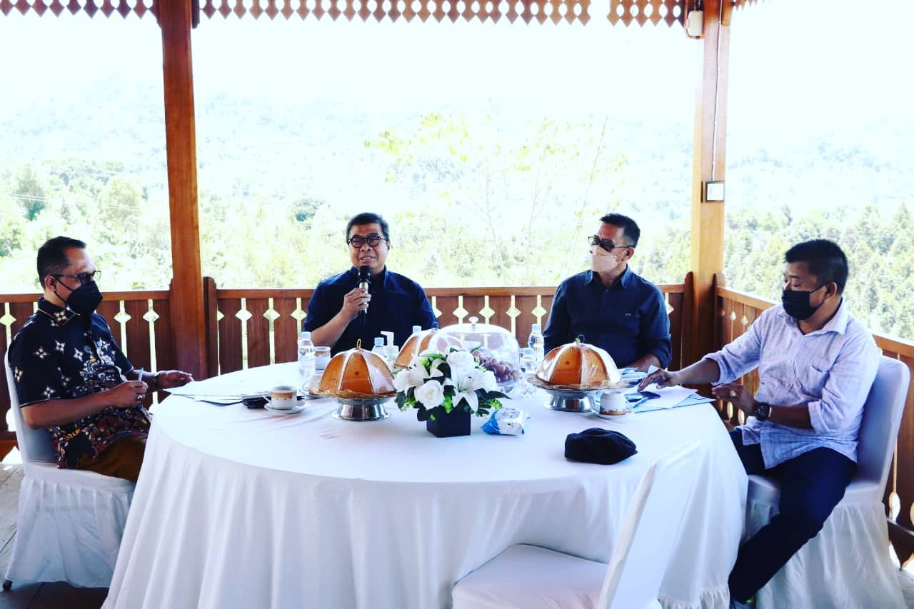 Sekprov Hadiri Forum Reviu dan Evaluasi Dinas Kominfopers Sulbar